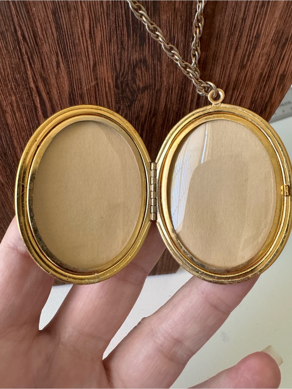 Vintage Crown Trifari Engraved Locket Necklace - Classic Women Jewelry - Picture 4 of 5
